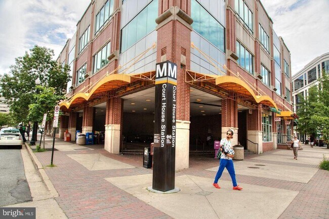 Building Photo - 2220 Fairfax Dr