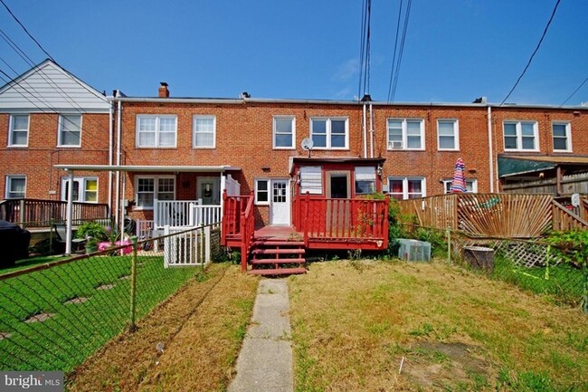 Building Photo - 3 Bedroom Townhome