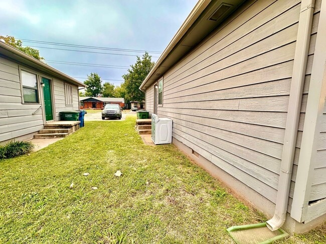 Building Photo - Cute 2-Bed Home with Hardwood Floors and G...