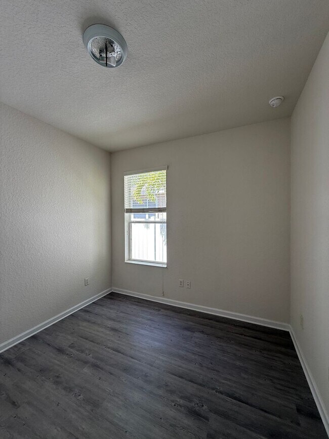 Building Photo - Come View This Amazing 3 Bed 2 Bath Single...