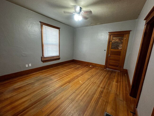 Building Photo - 5 Bed Newly Remodeled Home - PRE-LEASING F...