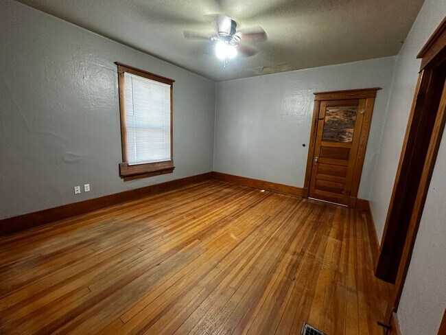 Building Photo - Beautiful 5 Bedroom, 2 Bath in Prime Location Near Campus