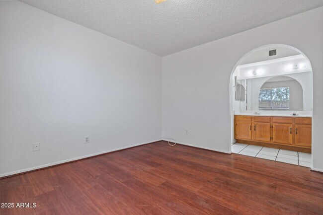 Building Photo - 9928 E Birchwood Ave