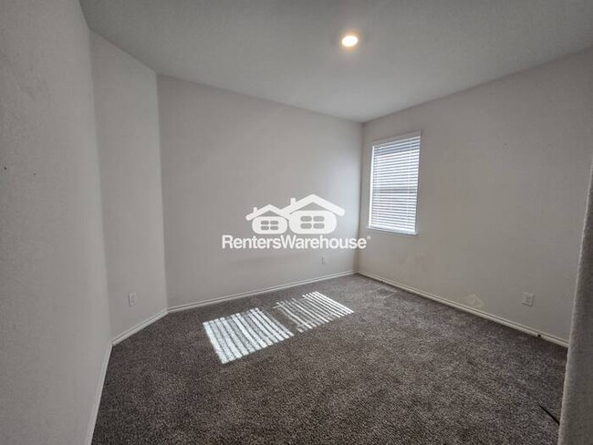 Building Photo - FOR RENT - MOVE IN READY - 4beds 2baths