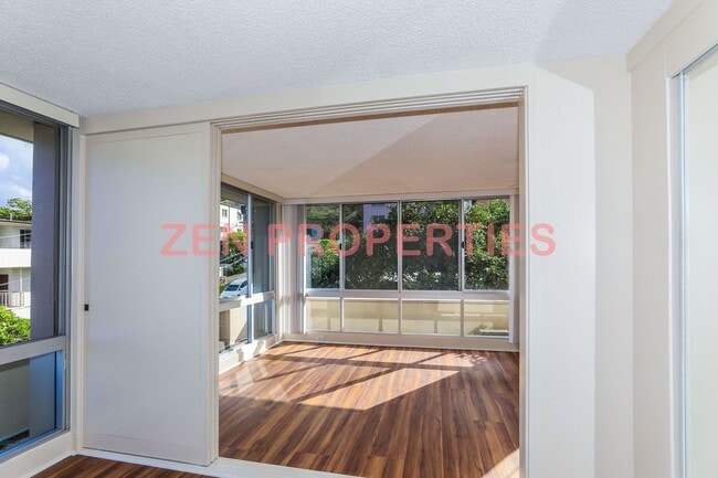 Building Photo - 2 bedroom, 1 bath unit with 1 parking stal...