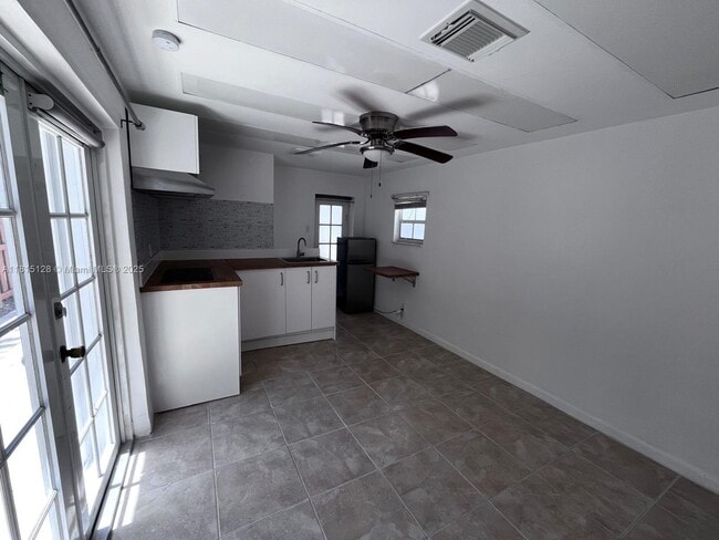 Building Photo - 1501 Calais Dr