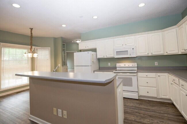 Building Photo - 380 Sullivan Dr