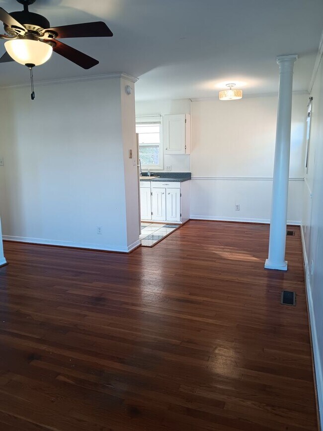 Building Photo - 3 BR Belmont Home with Fenced in Yard!