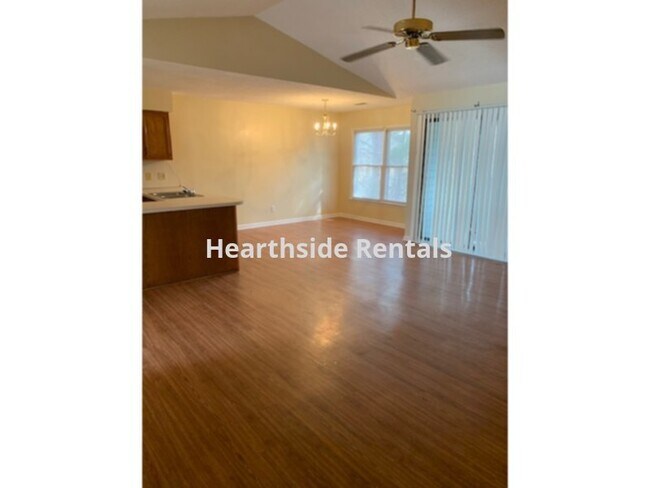 Building Photo - **2 Bedroom 2 Bath Upstairs Condo Centrall...