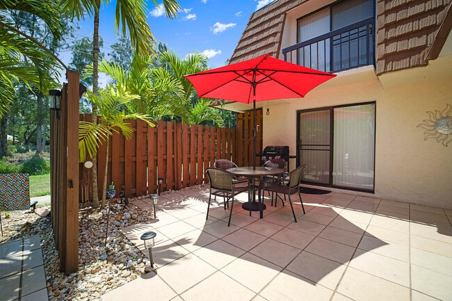 Building Photo - 825 Center St