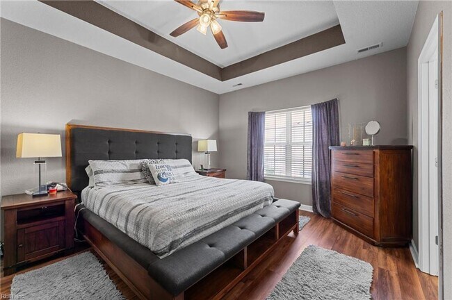 Building Photo - 3 Story Townhouse-style Condo Near Town Ce...