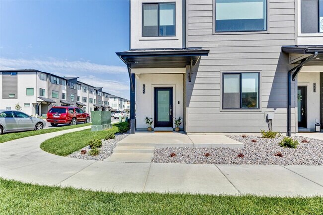 Building Photo - 1055 W 550 S