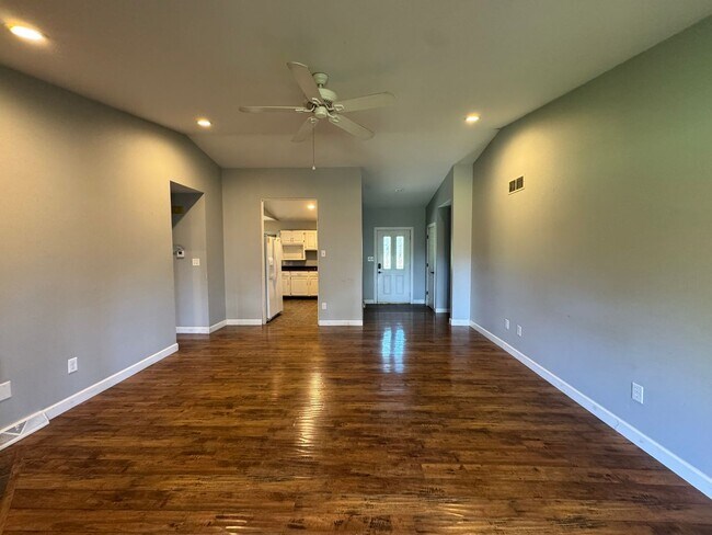 Building Photo - 3 Bedroom house
