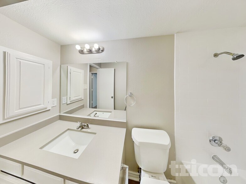 Building Photo - 2124 Glenn Ln