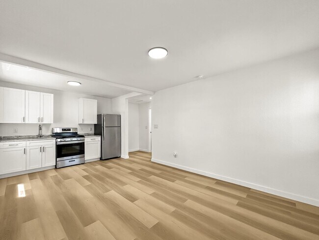 Building Photo - Beautifully Renovated 2 Bed/1 Bath Duplex – Move-In Ready in the Heart of Clearwater!