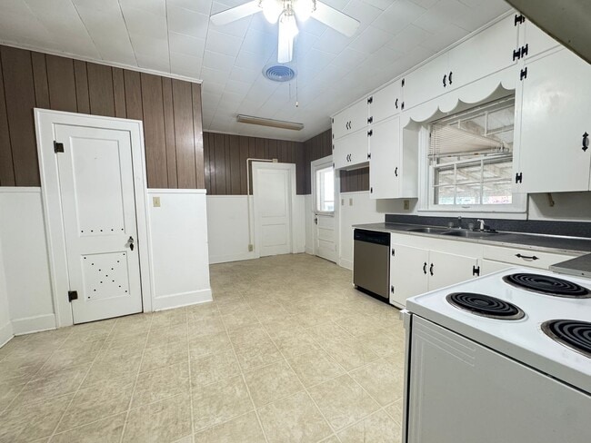 Building Photo - Spacious Home close to LA Tech
