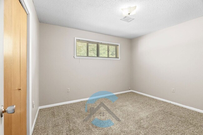 Building Photo - 2417 Meadow Dr