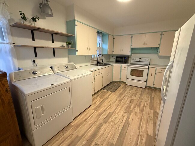 Building Photo - 181 W Custer Ave