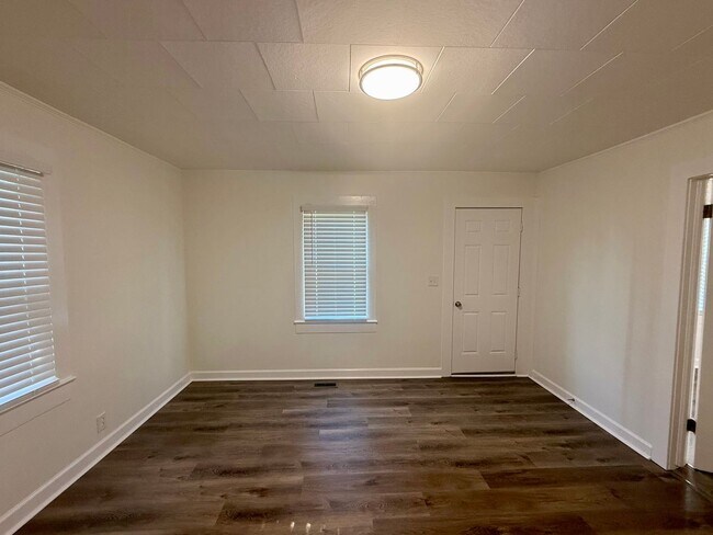 Building Photo - Cozy 1BR • 1BA Home Near Downtown Burlington!