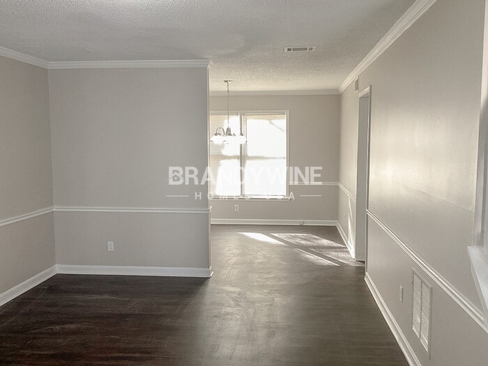 Building Photo - 1577 Linksview Close