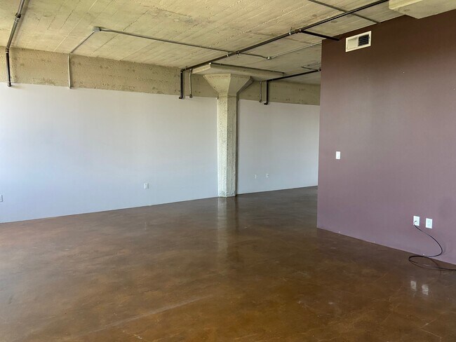 Building Photo - 825 E 4th St