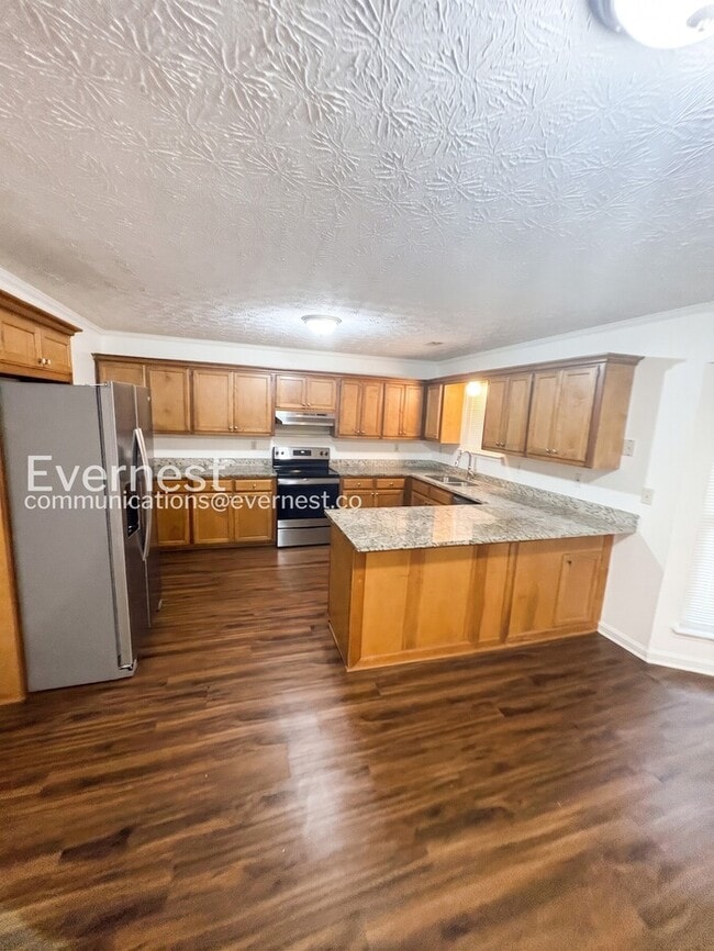 Building Photo - Spacious  Home with Deck, Patio, and Garage! / 3 Bed, 2 Bath / Available now!