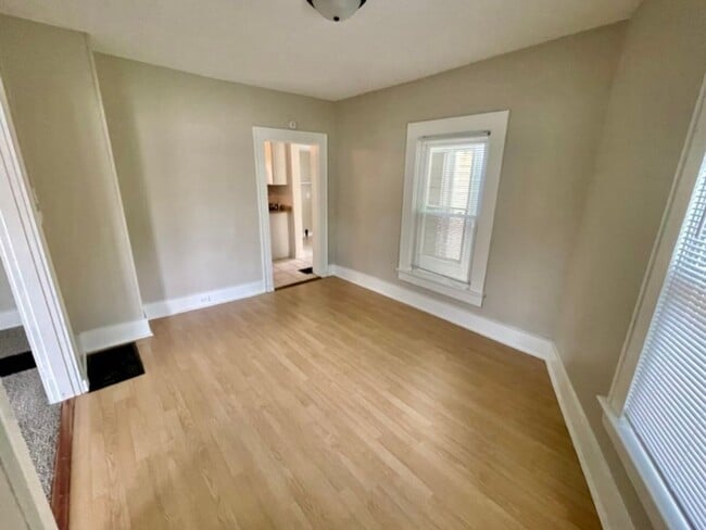 Building Photo - Spacious 3Bd; 1Ba Single Family Home