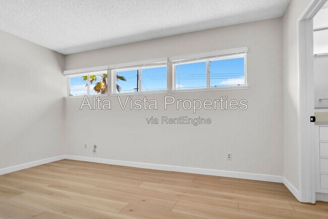 Building Photo - 5633 Scripps St