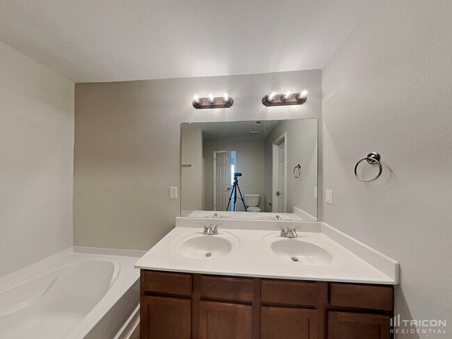 Building Photo - 2013 Cedarwood Dr
