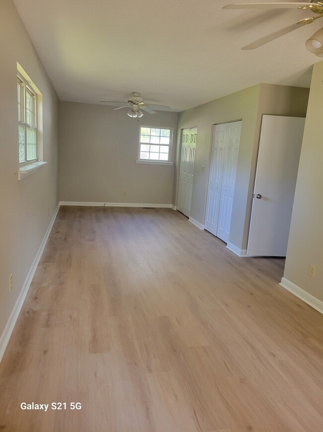Building Photo - 253 Ivanhoe Ln