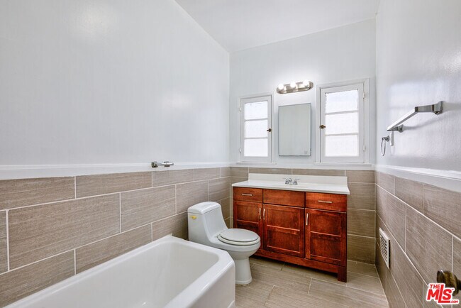 Building Photo - 203 S Doheny Dr