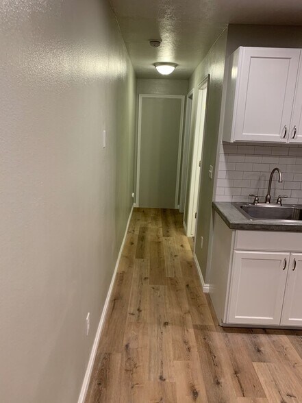 Building Photo - 387 900 E