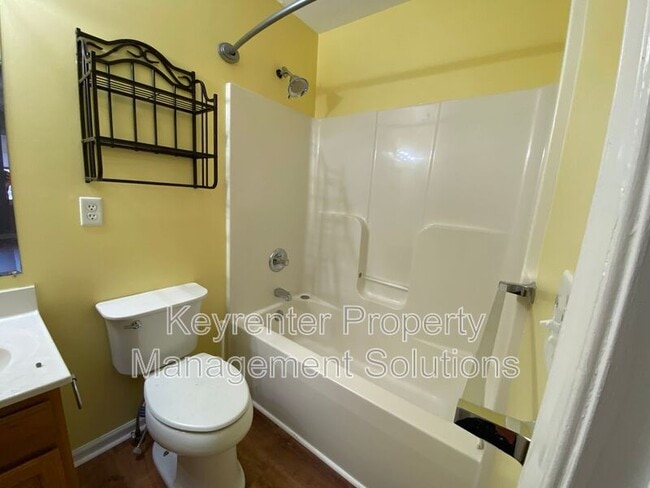 Building Photo - 1050 B St