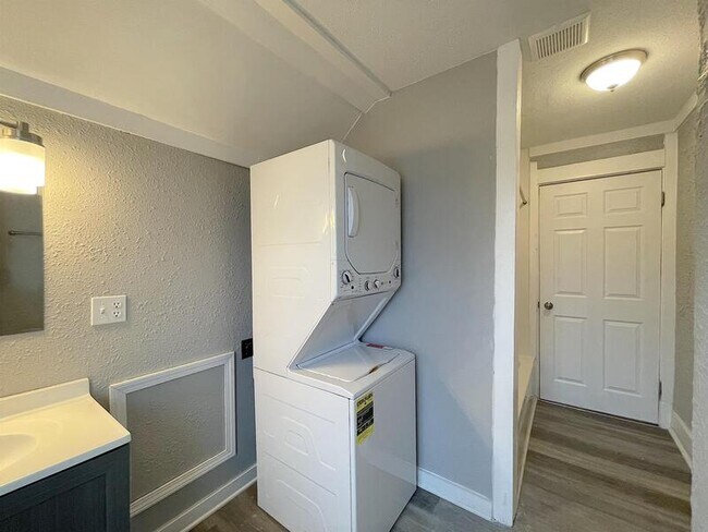 Building Photo - 18 Iowa St