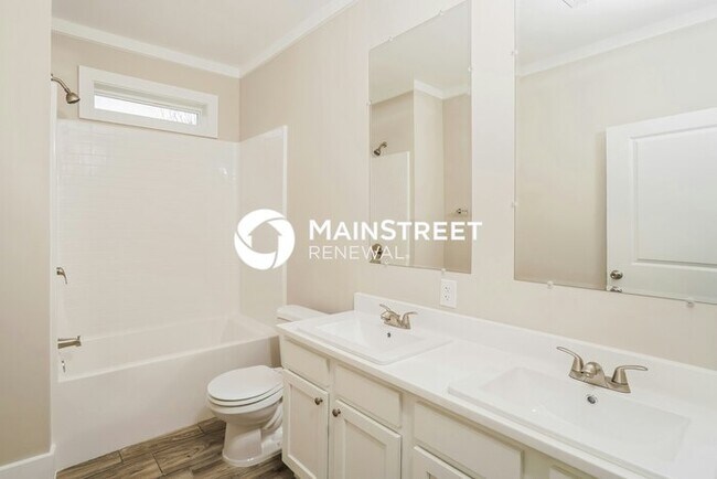 Building Photo - 4 Bedroom Pet-Friendly Home in San Antonio, TX with Main Street Renewal