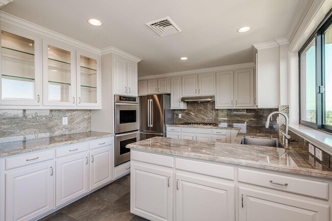 Building Photo - Gorgeous 2 Bed / 2 Bath Top Floor Condo wi...