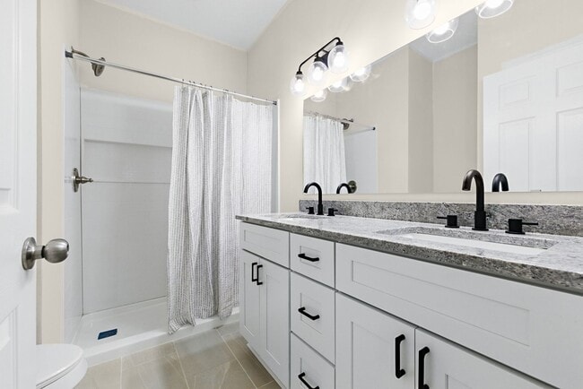 Building Photo - Beautifully renovated condo offering 3 Bed...