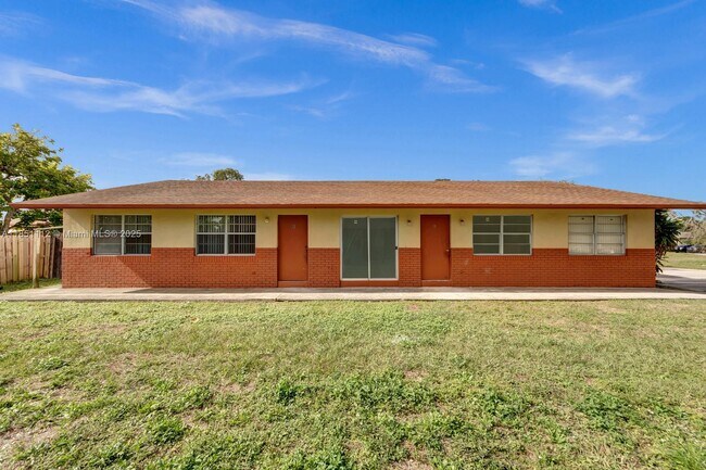 Building Photo - 2610 Riverland Dr