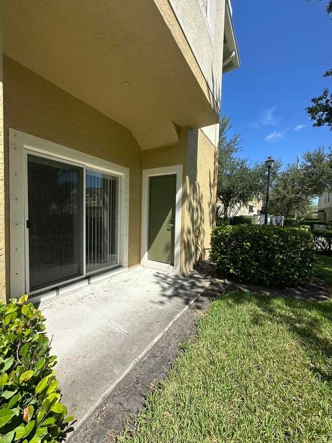 Building Photo - 3041 SE Lexington Lakes Dr