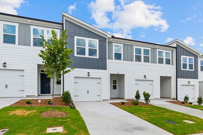 Building Photo - Updated 3BR Townhome with Pool and Spaciou...