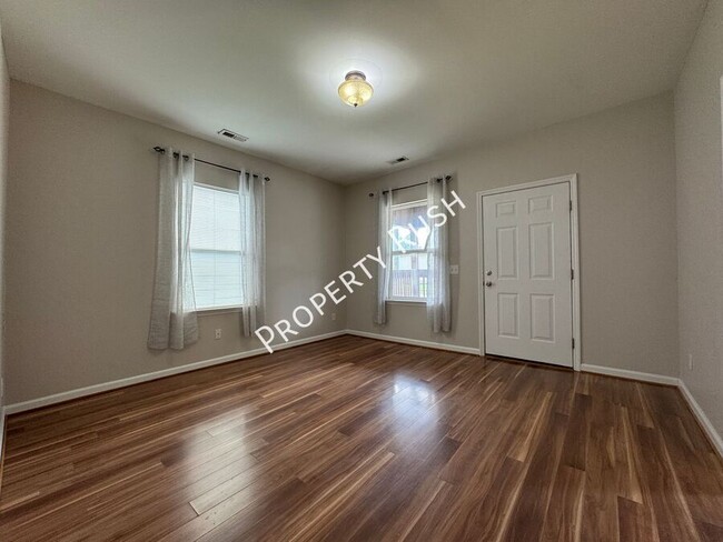Building Photo - 1005 S Hickory St
