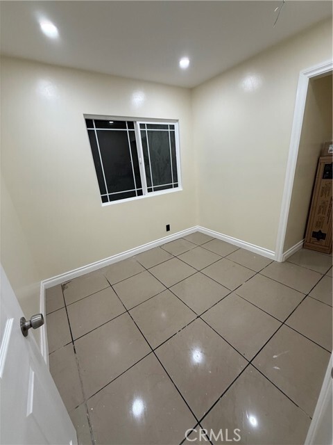 Building Photo - 2853 E 6th St