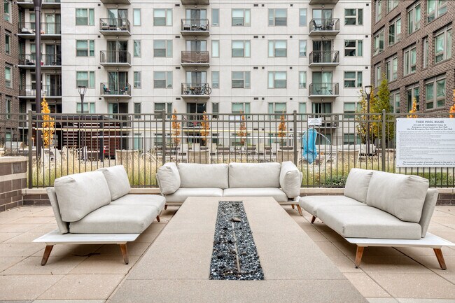 Building Photo - 985 Albion St