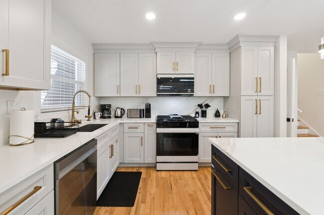 Building Photo - Fully Furnished: Beautiful 4-Bedroom Home ...