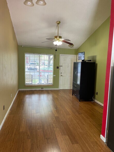 Building Photo - 1015 E Yager Ln