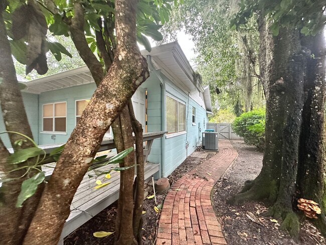 Building Photo - Stunning 3/2 Bungalow near the historic di...