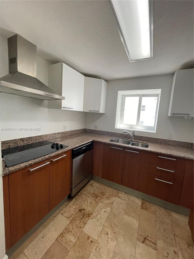 Building Photo - 170 SE 14th St