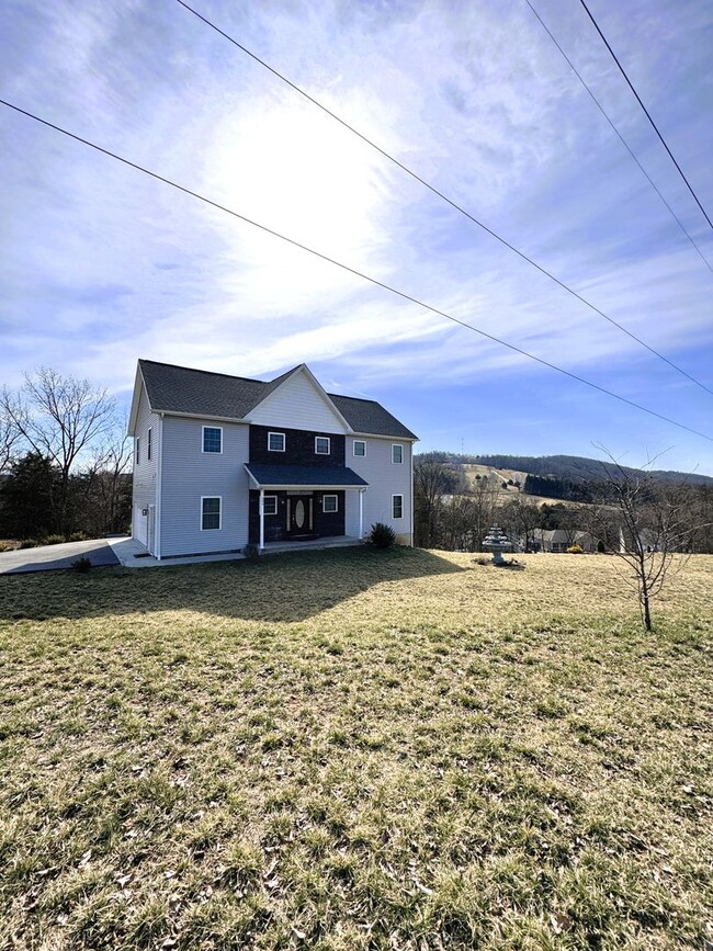 Building Photo - Single Family Home in Broadway