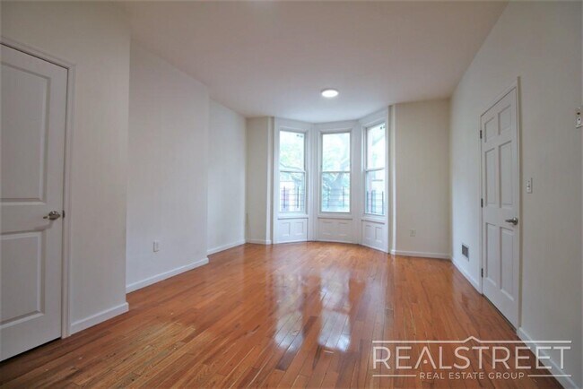 Building Photo - NO FEE! 3 BED 1.5 BATH DUPLEX in Stuyvesan...