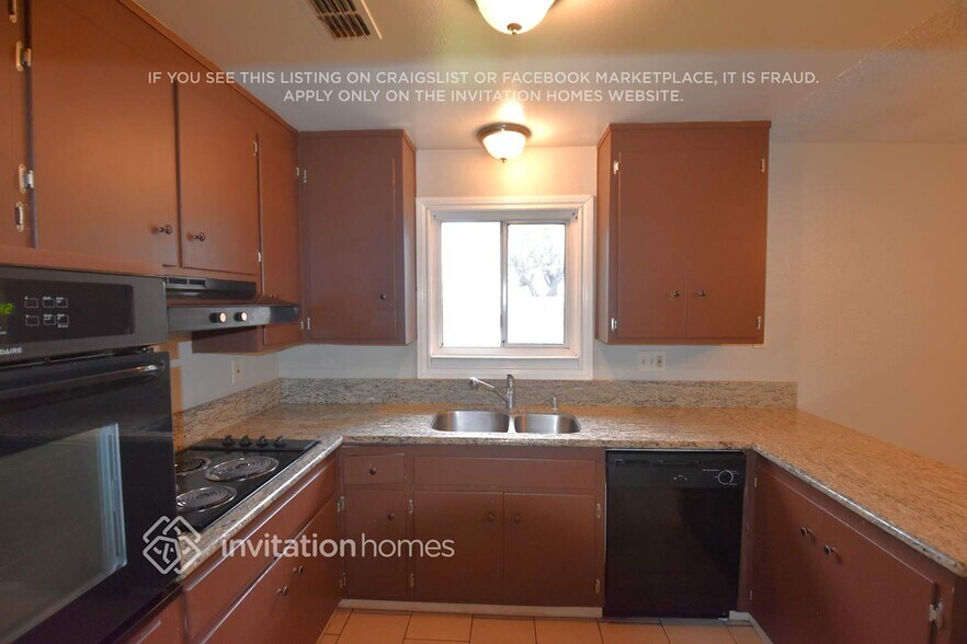 Building Photo - 2365 La Loma Dr